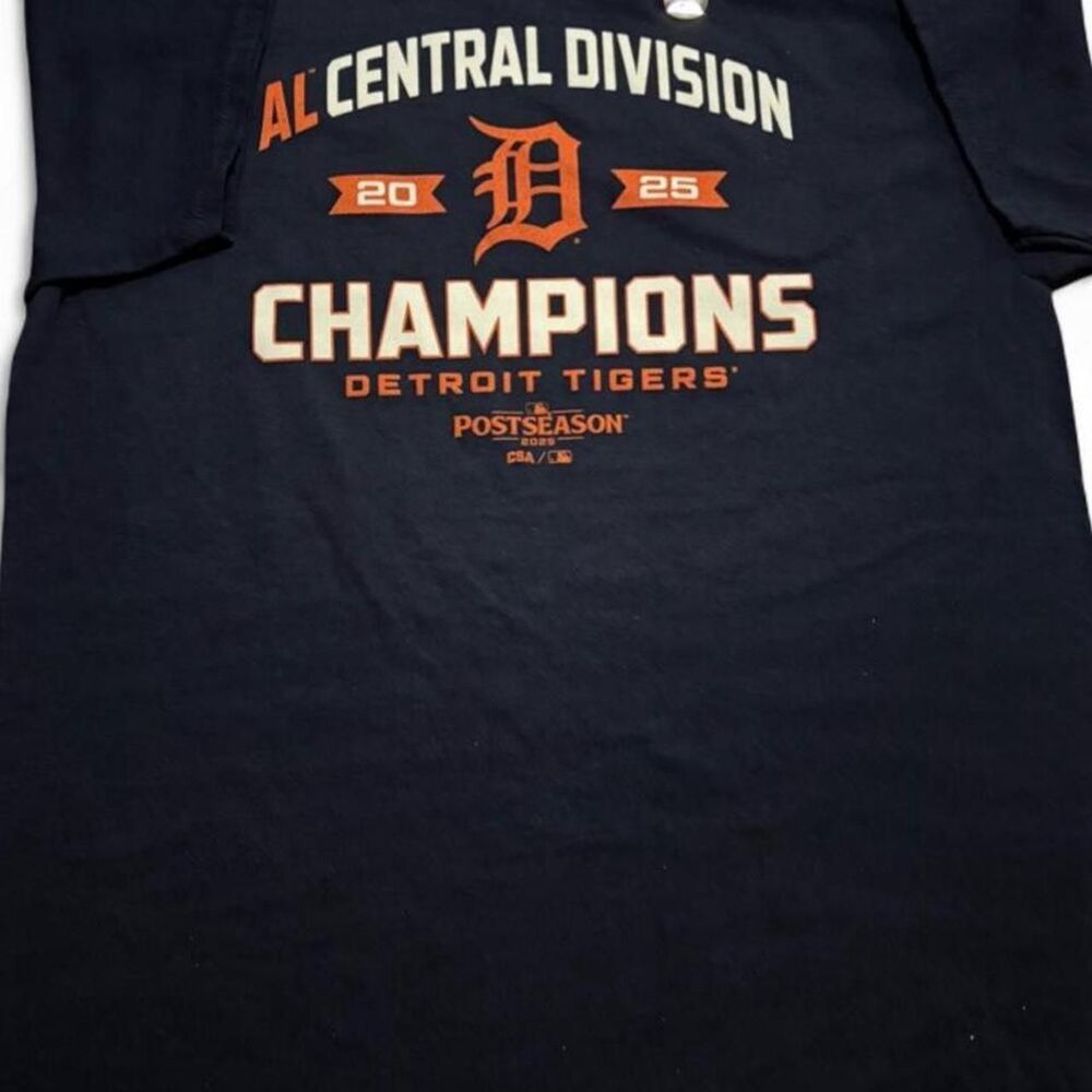 MLB Detroit Tigers 2025 AL Central Division Champions Graphic Tee L Navy Blue